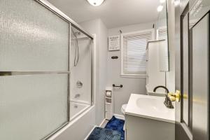 Koupelna v ubytování Walk to Local Eats! Updated Schenectady Apartment