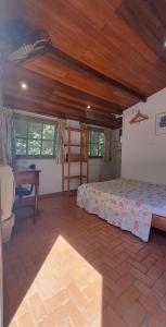 Ένα ή περισσότερα κρεβάτια σε δωμάτιο στο Casa São Conrado