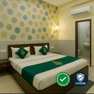 Ένα ή περισσότερα κρεβάτια σε δωμάτιο στο Hotel New Radha Krishna Residency - #Chaar Dham Mandir #Prem Mandir +8 φωτογραφίες