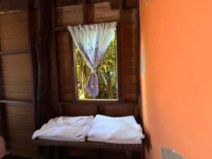 Zimmer mit einem Fenster mit 2 Betten in der Unterkunft Ao Siri Beach Bungalow in Ko Jum