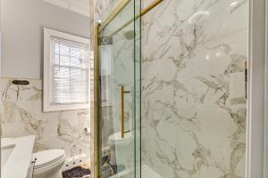 Koupelna v ubytování Walk to Park Modern Apt 2 Mi to Union College! + 17 fotografií