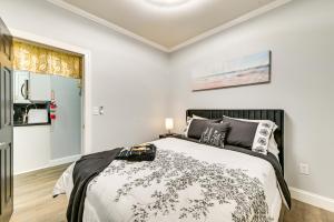 Postel nebo postele na pokoji v ubytování Walk to Park Modern Apt 2 Mi to Union College!