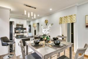 Kuchyň nebo kuchyňský kout v ubytování 2 Mi to Downtown Charming Apt in Schenectady!