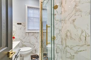 Koupelna v ubytování 2 Mi to Downtown Charming Apt in Schenectady! + 16 fotografií