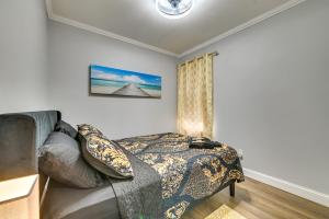 Postel nebo postele na pokoji v ubytování 2 Mi to Downtown Charming Apt in Schenectady!