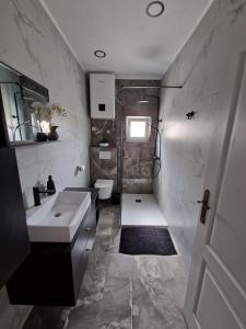 Ένα μπάνιο στο Apartments with parking space Lopar, Rab - 18896
