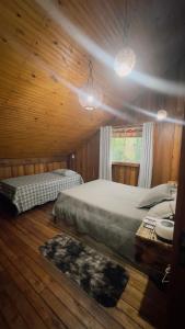 Ένα ή περισσότερα κρεβάτια σε δωμάτιο στο Chalé das Pedras - Refúgio de Paz em meio à Natureza