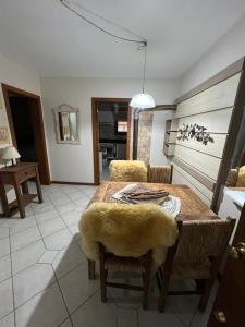 a living room with a wooden table and chairs at Meu cantinho in Canela