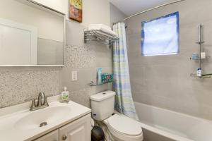 een badkamer met een wastafel, een toilet en een douche bij 6 Mi to Dtwn New Haven Duplex with Shared Yard in West Haven +25 foto's