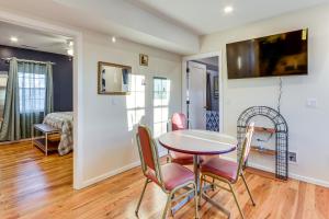 een eetkamer met een tafel en stoelen bij 6 Mi to Dtwn New Haven Duplex with Shared Yard in West Haven