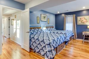 een slaapkamer met blauwe muren en een groot bed bij 6 Mi to Dtwn New Haven Duplex with Shared Yard in West Haven