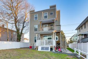 een uitzicht op een huis met een wit hek bij 6 Mi to Dtwn New Haven Duplex with Shared Yard in West Haven