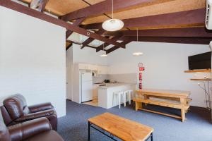 Alpha Centauri - 8 - 39 Gippsland Street في جيندابين: غرفة معيشة مع أريكة وطاولة