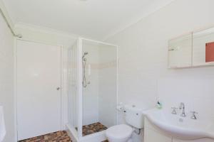 Alpha Centauri - 8 - 39 Gippsland Street في جيندابين: حمام مع دش ومرحاض ومغسلة +6 صور