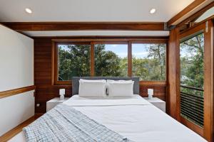 Ένα ή περισσότερα κρεβάτια σε δωμάτιο στο The Tree House, Cottage Point - Back to Nature +31 φωτογραφίες