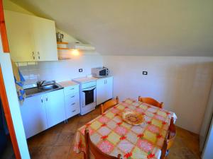 Nhà bếp/bếp nhỏ tại Spacious home surrounded by nature