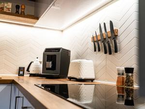 a kitchen counter with a toaster and a microwave at Ubytování za Řekou in Hořejší Vrchlabí
