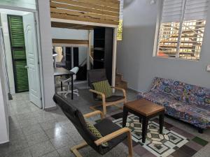 a living room with chairs and a couch at Espacio Santa Bárbara, Zona Colonial in Santo Domingo