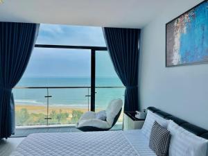 a bedroom with a bed and a large window at CSJ TOWER VŨNG TÀU - CĂN HỘ DU LỊCH NGHỈ DƯỠNG CẠNH BÃI BIỂN Po's HOMESTAY in Vung Tau +32 photos