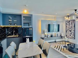 a dining room with a white table and chairs at CSJ TOWER VŨNG TÀU - CĂN HỘ DU LỊCH NGHỈ DƯỠNG CẠNH BÃI BIỂN Po's HOMESTAY in Vung Tau