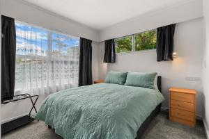 Ένα ή περισσότερα κρεβάτια σε δωμάτιο στο Amanda Lane - Snells Beach Holiday Home