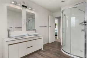 Ένα μπάνιο στο Amanda Lane - Snells Beach Holiday Home +14 φωτογραφίες