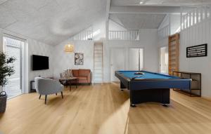 Μια τηλεόραση ή/και κέντρο ψυχαγωγίας στο Cozy Home In Glesborg With Sauna +17 φωτογραφίες