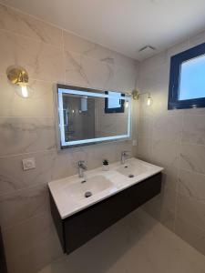 Ένα μπάνιο στο Refuge tranquille, vue nature, place de parking au port gratuite