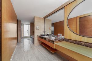 Η κουζίνα ή μικρή κουζίνα στο Zhangjiajie Grand Huatian Hotel at Tianmen Cable Car By the River