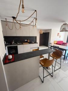 Η κουζίνα ή μικρή κουζίνα στο Refuge tranquille, vue nature, place de parking au port gratuite