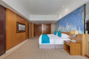 Ένα ή περισσότερα κρεβάτια σε δωμάτιο στο Zhangjiajie Grand Huatian Hotel at Tianmen Cable Car By the River