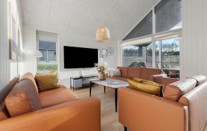 Μια τηλεόραση ή/και κέντρο ψυχαγωγίας στο Cozy Home In Glesborg With Sauna