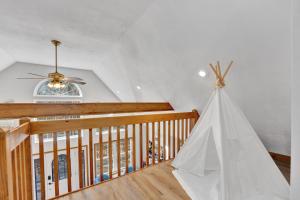 Pokój ze schodami i wentylatorem sufitowym w obiekcie Cozy Family Chalet With Hot Tub, Fire Pit, Game Room w mieście Blakeslee +40 zdjęć