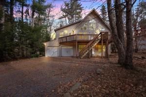 dom w lesie z dużym dziedzińcem w obiekcie Cozy Family Chalet With Hot Tub, Fire Pit, Game Room w mieście Blakeslee