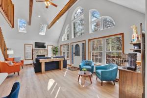 salon z meblami i oknami w obiekcie Cozy Family Chalet With Hot Tub, Fire Pit, Game Room w mieście Blakeslee