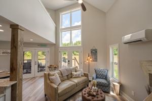 un soggiorno con un divano e una sedia di River Lofts - Onyx & Catawba Cottages a Hickory