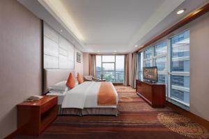 Postel nebo postele na pokoji v ubytování King Maker Grand Hotel-At the Gate of Tianmen Peak Cableway + 49 fotografií