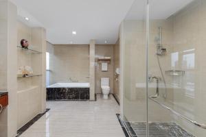 Ένα μπάνιο στο Zhangjiajie Grand Huatian Hotel at Tianmen Cable Car By the River