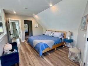 una camera da letto con un letto con un piumone blu di River Lofts - Onyx & Catawba Cottages a Hickory