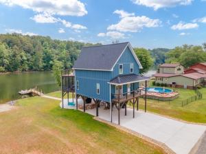 una vista aerea di una casa blu con piscina di River Lofts - Onyx & Catawba Cottages a Hickory