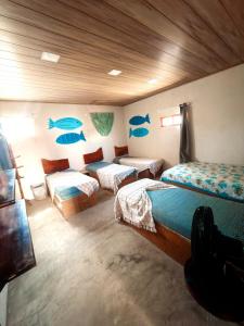 ピアサブスにあるCasa de Praia, Onda Serenaのベッド2台とソファのある寝室 +69枚の写真