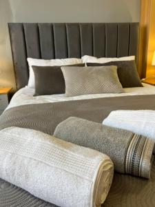 Giường trong phòng chung tại Duplex Apartment in Greater Manchester