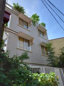 Το κτήριο όπου στεγάζεται  το διαμέρισμα