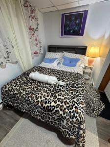 Giường trong phòng chung tại Appartement Cool à Longueuil Plan A