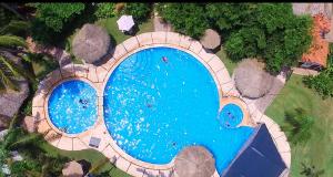 una vista sul tetto di una grande piscina di Hotel Hacienda de Melaque a San Patricio Melaque