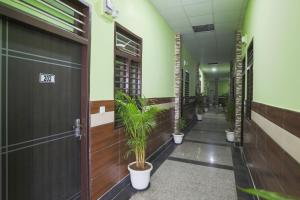 korytarz z doniczkami w korytarzu w obiekcie Capital O A-one w mieście Manesar