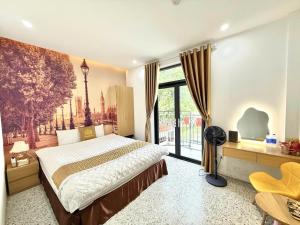 ein Schlafzimmer mit einem Bett und einem großen Fenster in der Unterkunft Khách sạn Hera Hotel in Hà Ðông