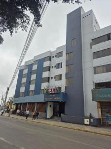 Tòa nhà nơi khách sạn tọa lạc