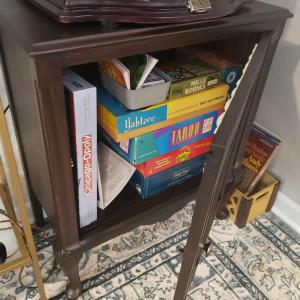 un mucchio di libri seduti su un tavolo di Newly Remodeled 2BR 2BA Home Close to Barrington a Barrington Altre 45 foto