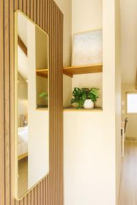 Un pat sau paturi într-o cameră la Queen's Tiny Nook by Peakhost +4 fotografii